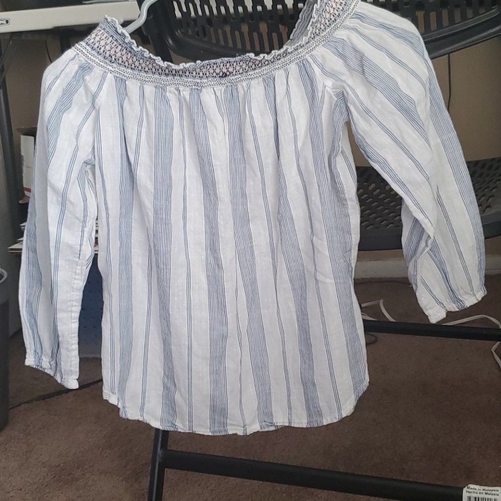 Abercrombie and fitch off the shoulder strip cropped  shirt. - Picture 5 of 6